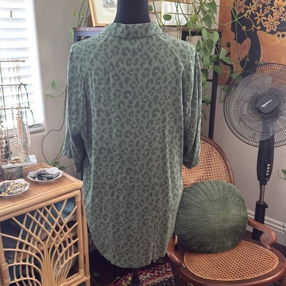 Men’s Malbon Green Leopard Short Sleeve Button Up Shirt - Picture 2 of 4